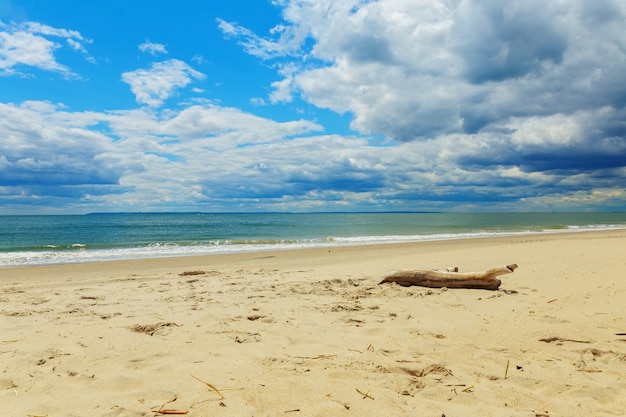 Фото Облака над волнами касаясь песчаного пляжа