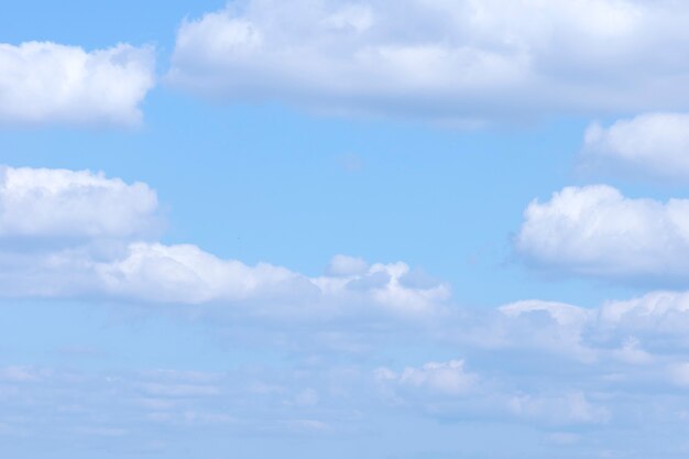 雲と青い空に虹