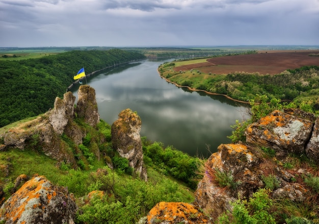 Облака отражаются в реке