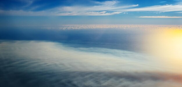 航空機の窓を通して見える雲と空