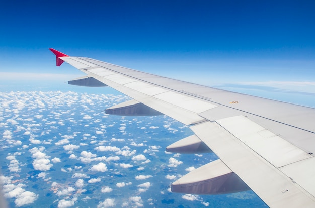 航空機の窓を通して見える雲と空