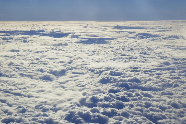 航空機の窓を通して見える雲と空