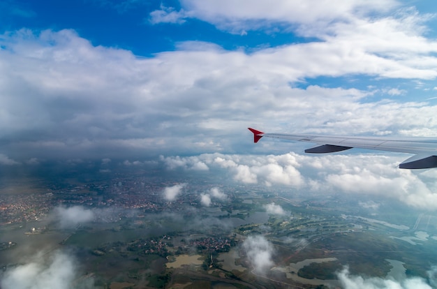 航空機の窓を通して見える国の雲と空