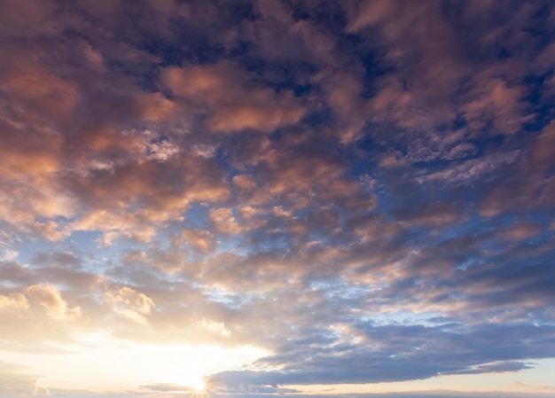 夕暮れ時の空の雲日没前の空