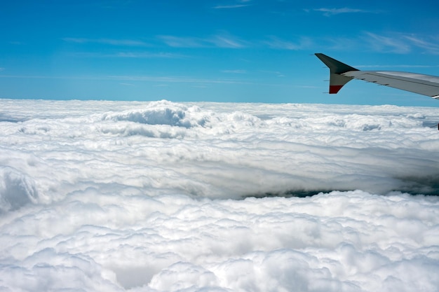 飛行機の窓から空に浮かぶ雲