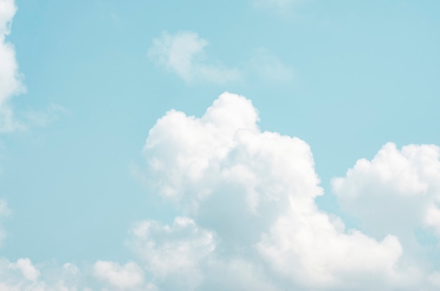 雲と空のぼやけたパターン背景