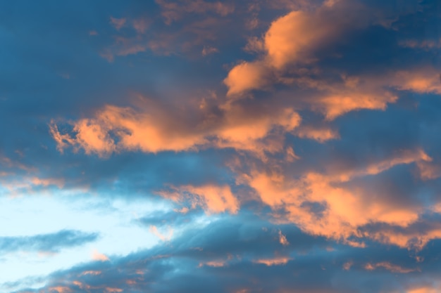 夕焼けのオレンジ色の空の雲