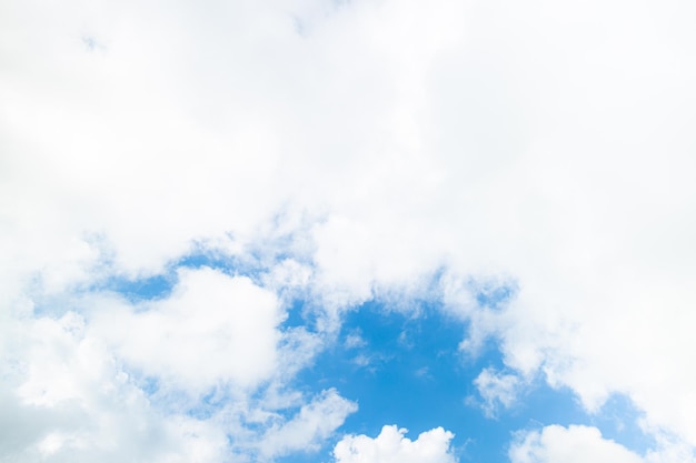 雲と小さな雲と空の青い空の背景