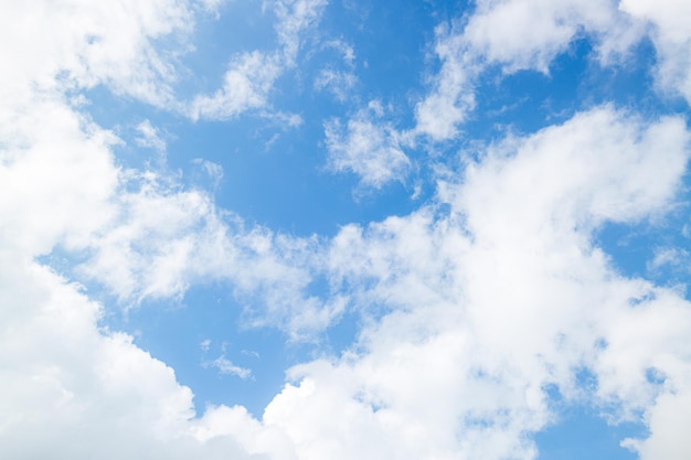 雲と空青い空と白い雲広大な青い空と雲の空