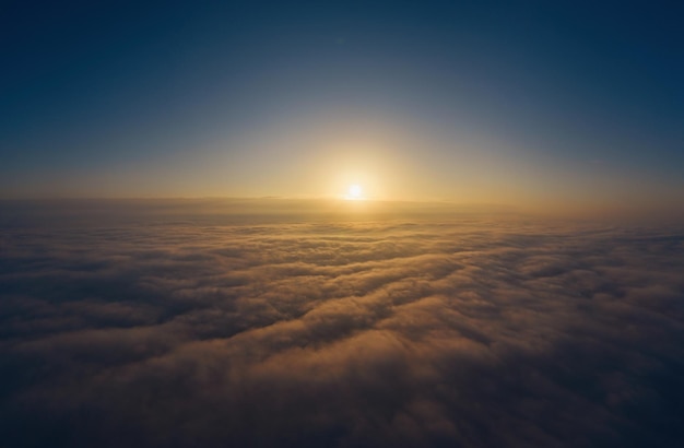 青い夜空に雲と星