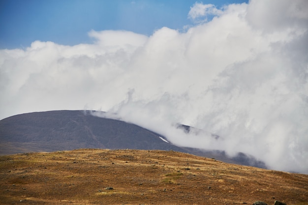 초원 위의 구름, 언덕 위의 폭풍우 구름. 알타이의 Ukok 고원. 멋진 차가운 풍경. 주위에 누구라도