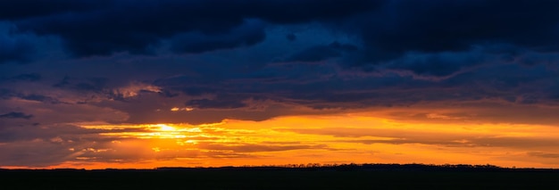 夕暮れ時の雲 青とオレンジ 素晴らしい自然の背景