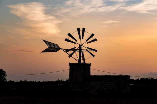 Foto nuvole al tramonto e sfondi di energia elettrica della torre ad alta tensione