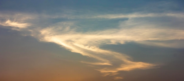 空を飛んでいるドラゴンや夕日の背景にSのような形をした雲が形成されます