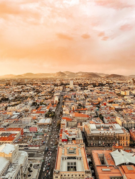 Foto nuvole sulla città al tramonto foto