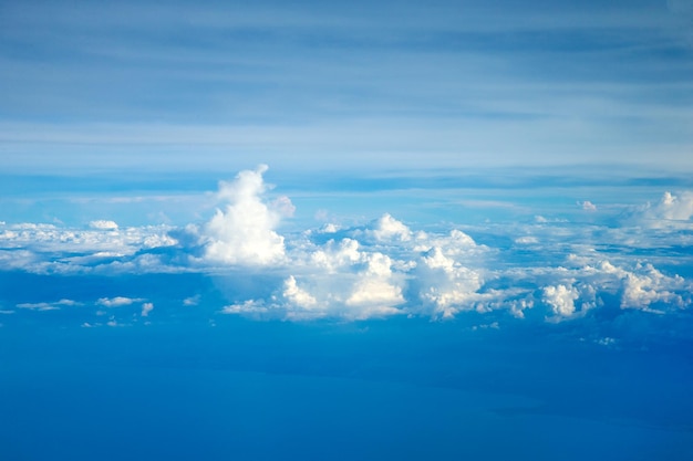 飛行機の窓から見える雲空の背景