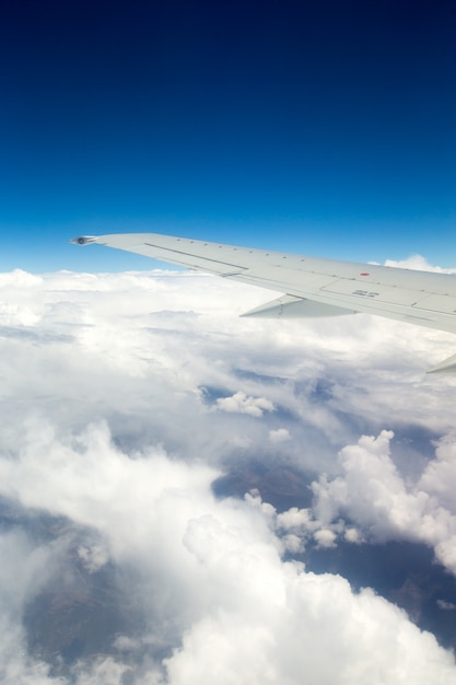 雲、飛行機の窓からの眺め。空