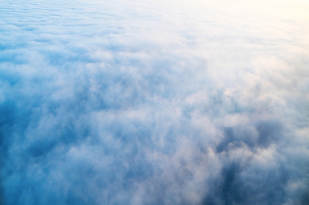 雲、飛行機の窓からの眺め