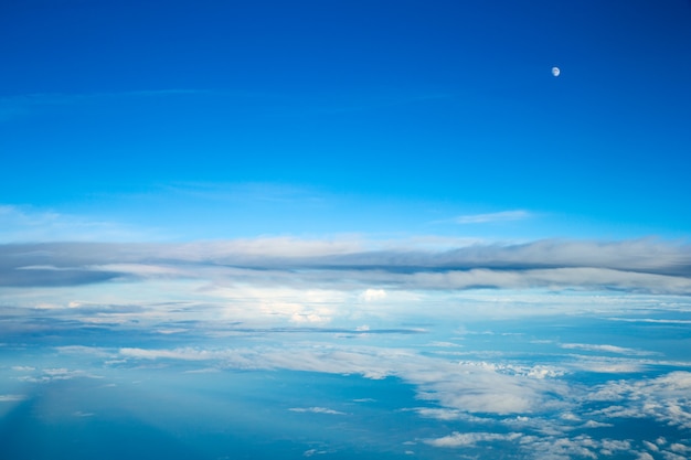 雲、飛行機の窓からの眺め。