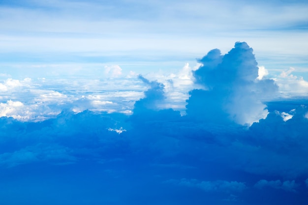 雲の中を飛んでいる飛行機の窓から見える雲