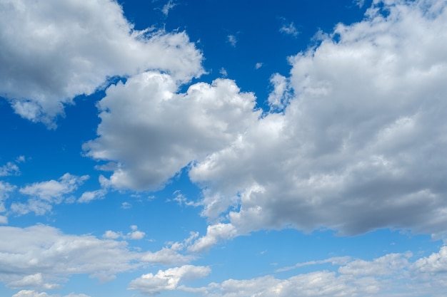 구름 화이트 푸른 하늘 솜 털 바람이 부는 날씨 일광 햇볕이 잘 드는