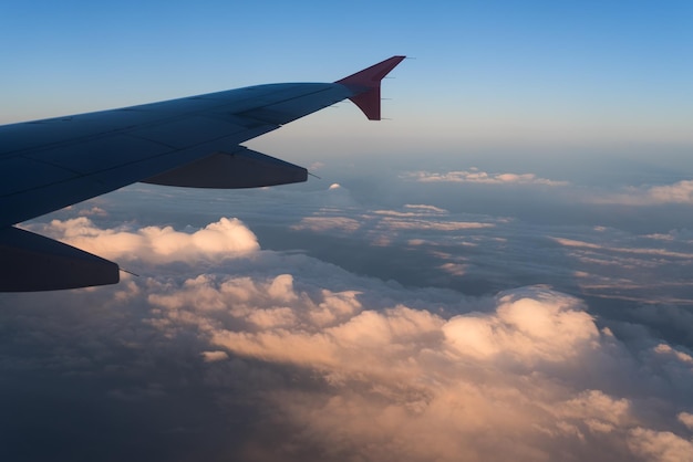 Foto nubi sotto l'ala di un aeroplano