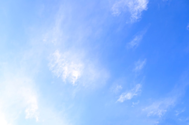 青い空を背景に雲。自然の天気、雲の青い空