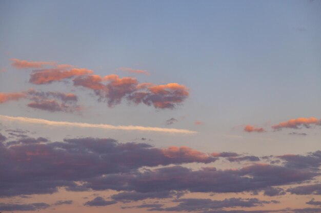 青い空を背景にエキゾチックな細長い形の雲