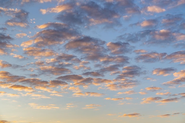 Облака экзотической удлиненной формы на фоне голубого неба