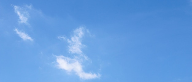 Cloudscape 푸른 맑은 하늘과 흰 구름 넓은 파노라마 광대 한 푸른 하늘과 구름 하늘