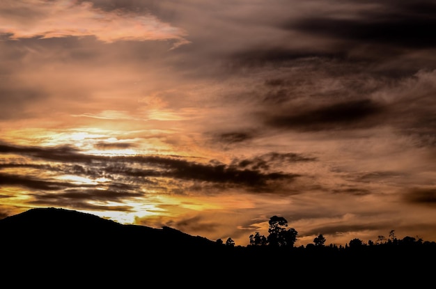 Cloudscape、グラン カナリア島の夕暮れ時の色付きの雲