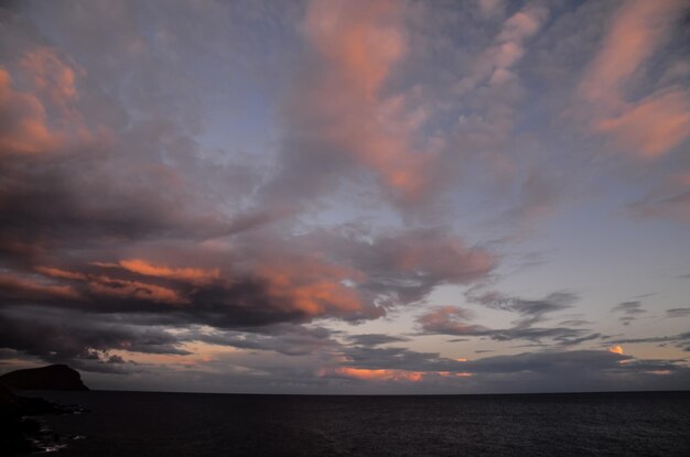 Cloudscape、海の近くの日没時の色付きの雲