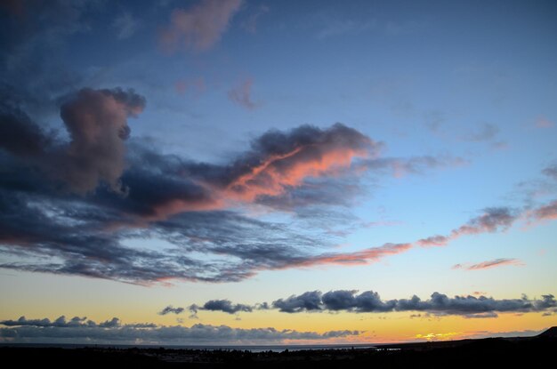 Cloudscape, 바다 근처 일몰의 색구름