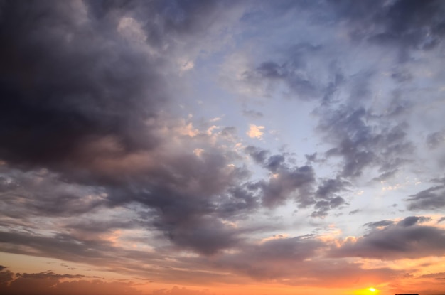 Cloudscape, 바다 근처 일몰의 색구름