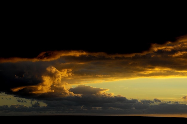 Cloudscape, 바다 근처 일몰의 색구름