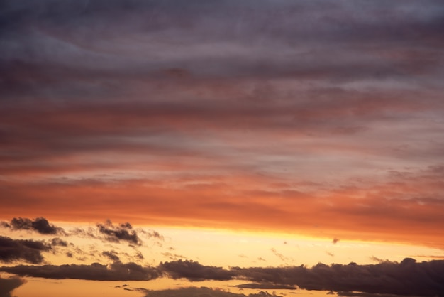 日光と積雲の夕焼け雲のCloudscape