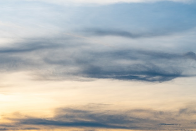 Cloudscape en hemel in avond.