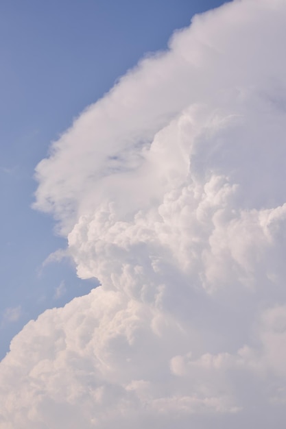 Cloudscape, gekleurde wolken bij zonsondergang in de buurt van de oceaan