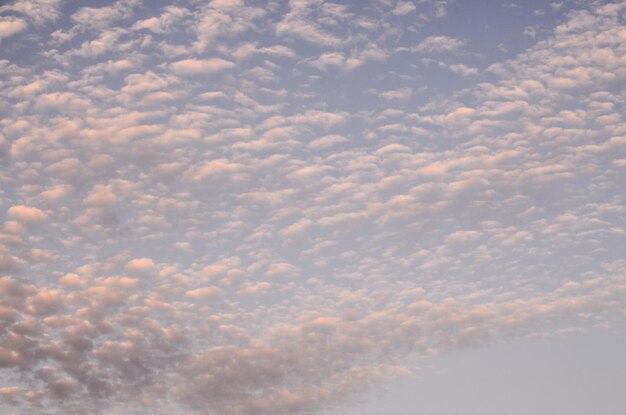 Cloudscape, gekleurde wolken bij zonsondergang in de buurt van de oceaan