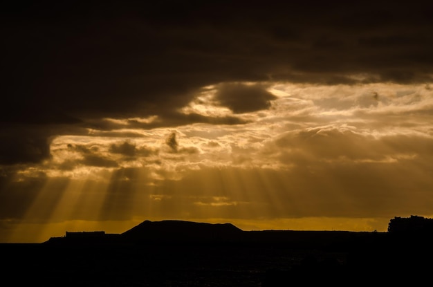 Cloudscape, gekleurde wolken bij zonsondergang in de buurt van de oceaan