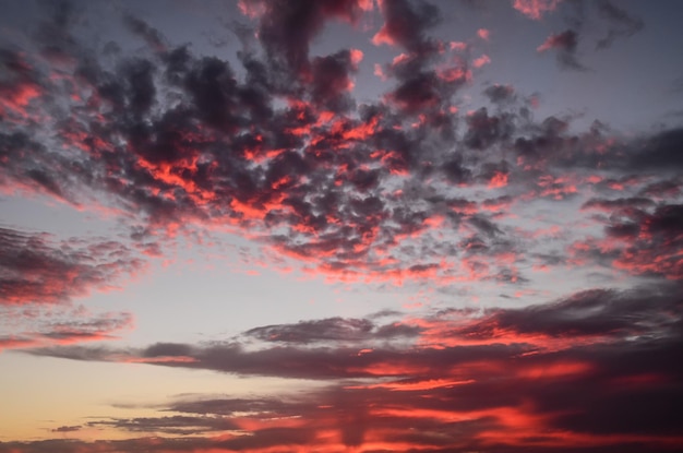 Cloudscape, gekleurde wolken bij zonsondergang in de buurt van de oceaan