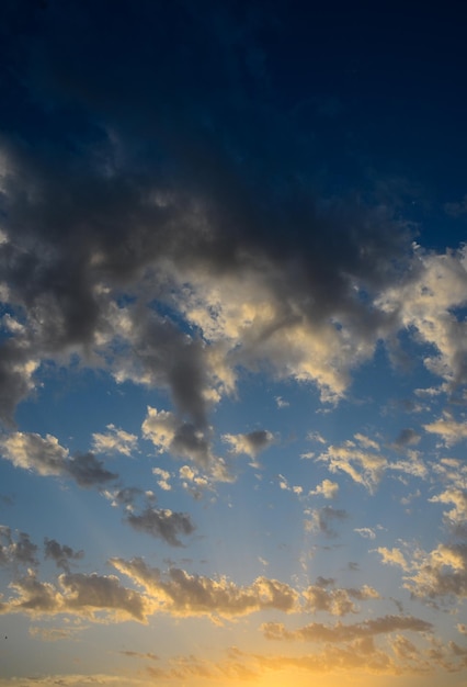 Cloudscape, gekleurde wolken bij zonsondergang in de buurt van de oceaan