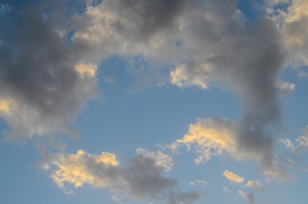 Cloudscape, gekleurde wolken bij zonsondergang in de buurt van de oceaan