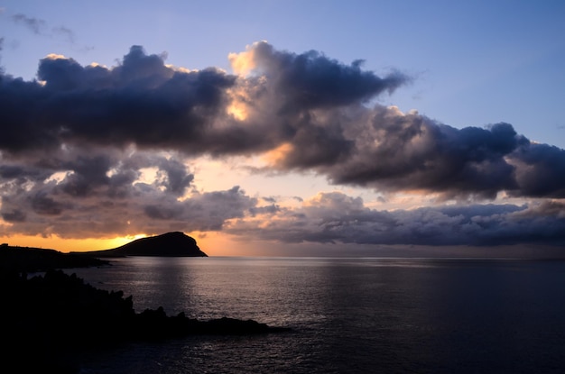 Cloudscape, gekleurde wolken bij zonsondergang in de buurt van de oceaan