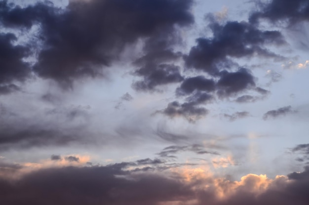 Cloudscape, gekleurde wolken bij zonsondergang in de buurt van de oceaan