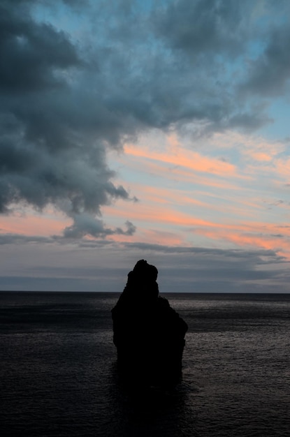 Foto cloudscape, gekleurde wolken bij zonsondergang in de buurt van de oceaan