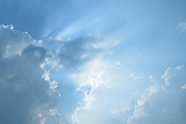 Cloudscape met blauwe lucht en witte wolken