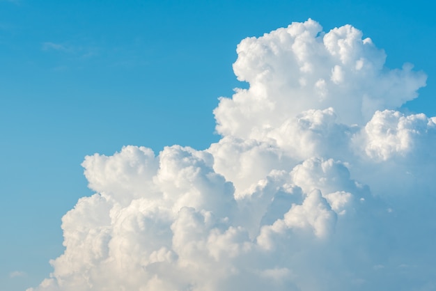 Cloudscape met blauwe lucht en witte wolken