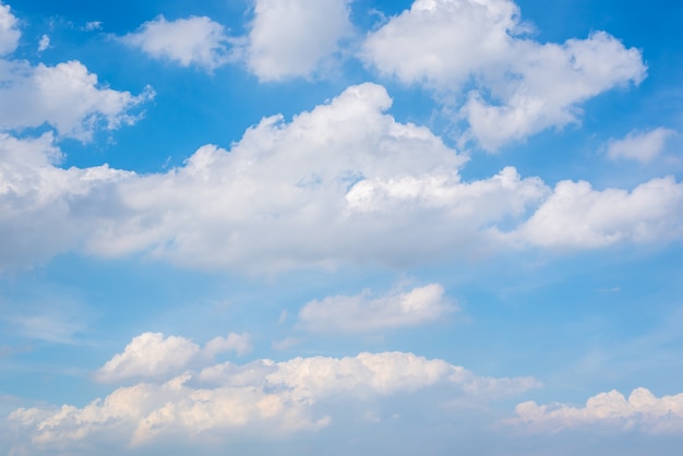 Cloudscape met blauwe lucht en witte wolken