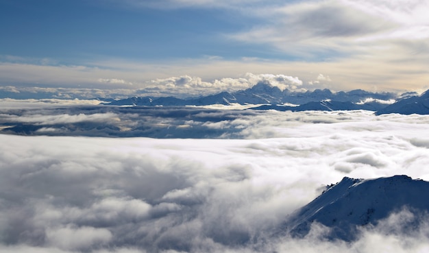 Cloudscape op alpine boog